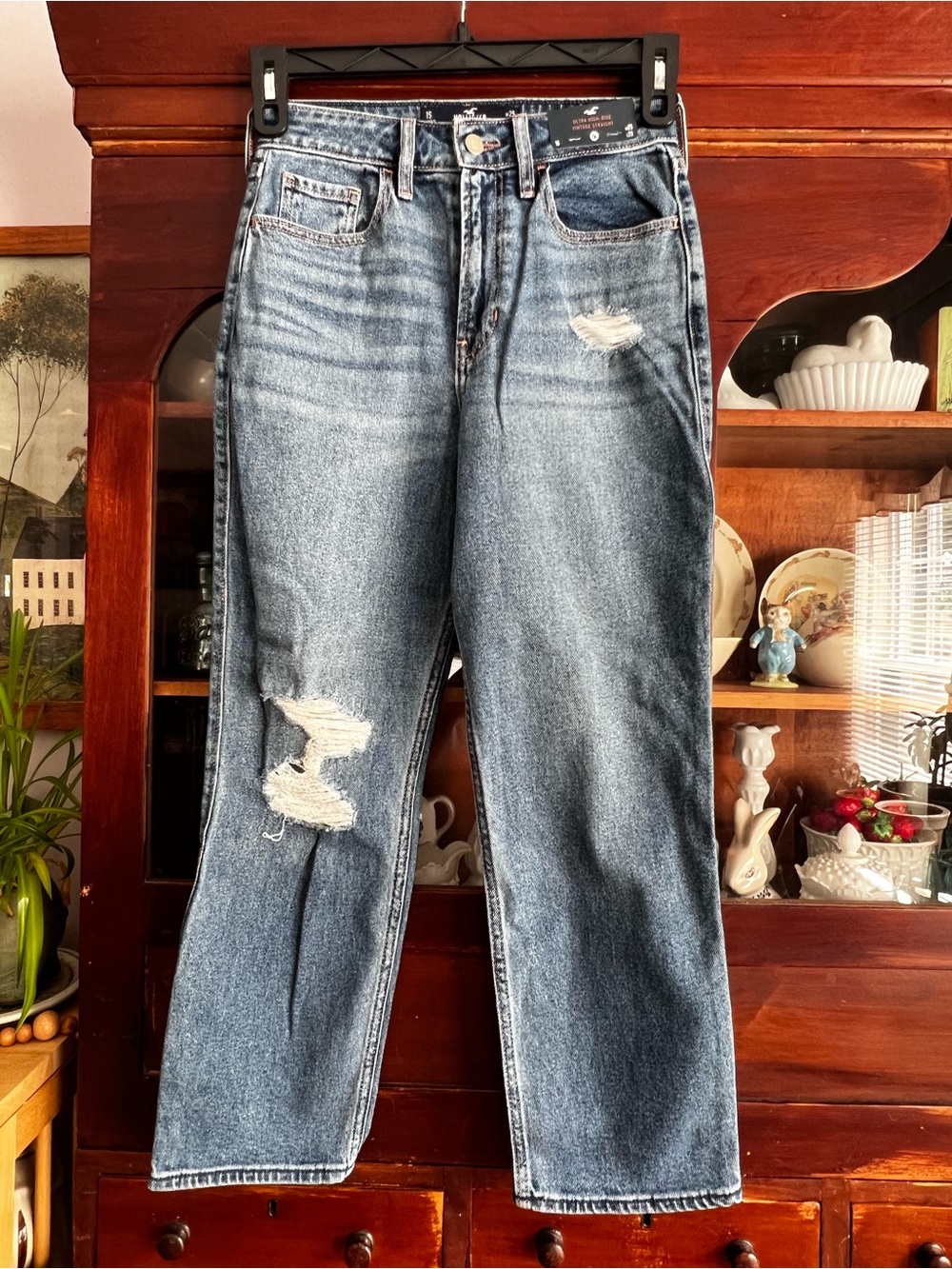 Hollister Ultra High-Rise Vintage Straight Jeans in Medium Blue